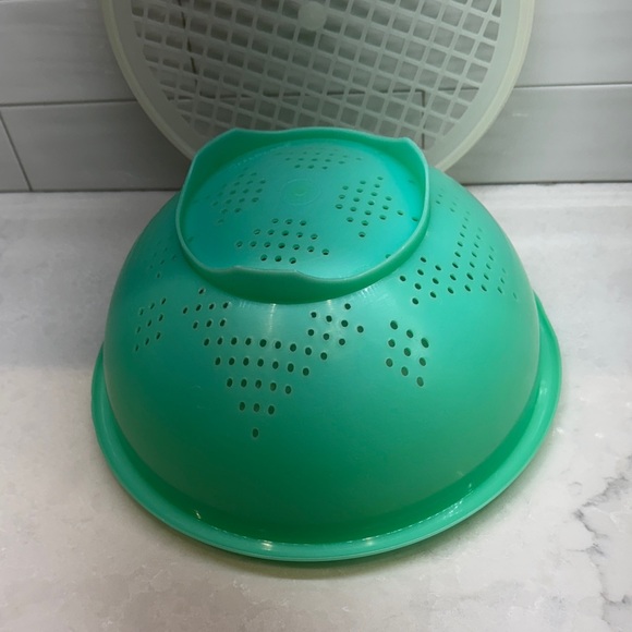 Tupperware Mint Green Colander with Lid - Picture 2 of 7